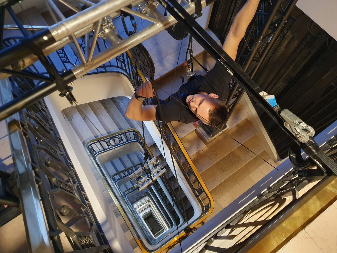 Installation d'une cable cam pour un tournage à Paris Installation d'une cable cam pour un tournage à Paris
